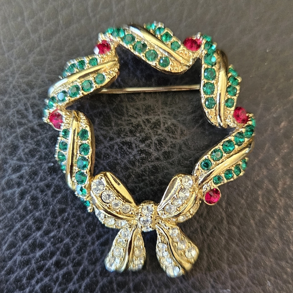 VINTAGE Monet Christmas Wreath Brooch Pin